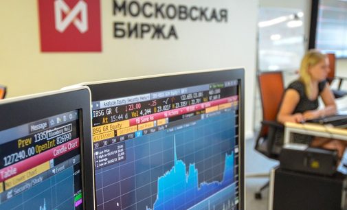 The ruble is weakening against the dollar and euro at the beginning of the session on Wednesday
