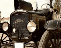 The oldest carmaker Ford lost its head