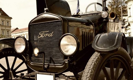 The oldest carmaker Ford lost its head